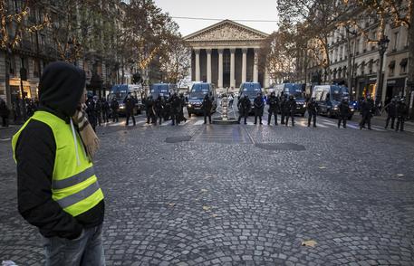 Gilet gialli in protesta a Parigi, città bloccata