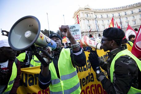Corteo dei Gilet gialli: "Stop razzismo"