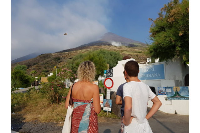 Stromboli, si ferma il trabocco lavico ma sul vulcano l'emergenza resta