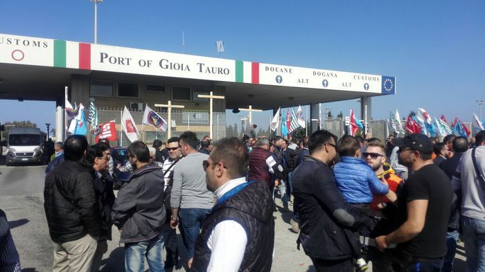 Quattrocento esuberi, quarto giorno di sciopero al porto di Gioia Tauro