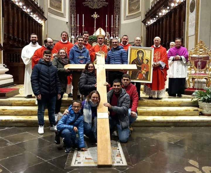 Ragusa, la croce della GMG diocesana consegnata dal vescovo ai giovani dell'Ecce Homo