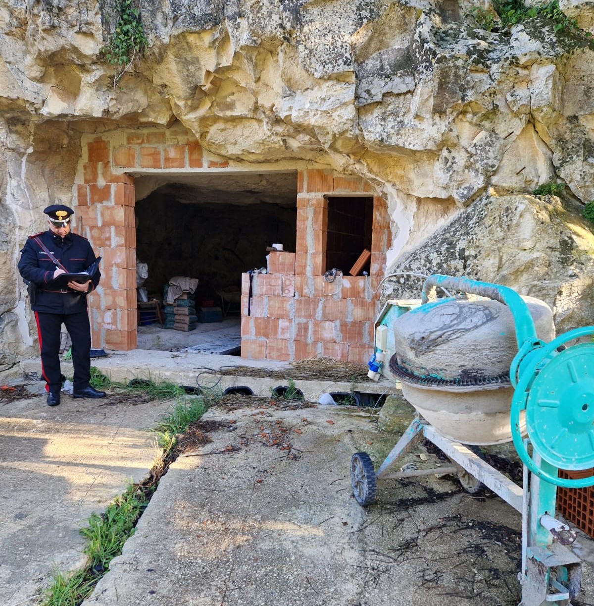 Ragusa, la grotta rupestre trasformata in monolocale: denunciato 61enne