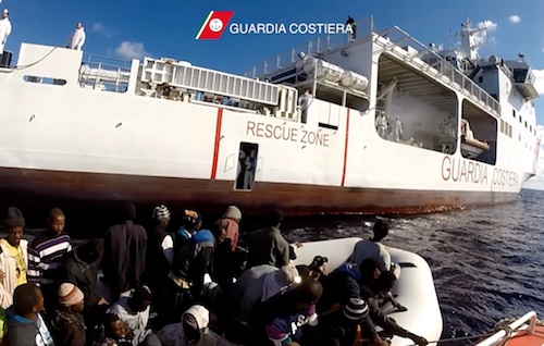 Migranti in difficoltà nello Stretto di Sicilia, salvate 807 persone