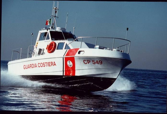 Siracusa, si capovolge una barca al Minareto: 2 persone soccorse
