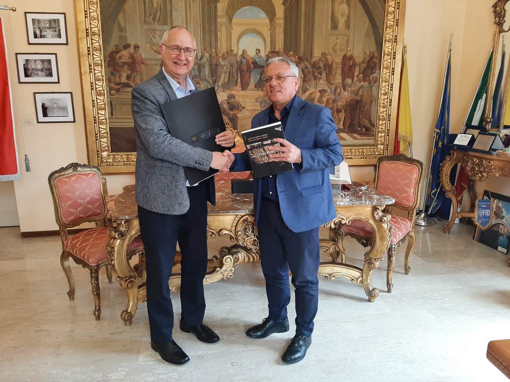 Visita del sindaco Guy Omeyer della cittadina francese di Sausheìm, al collega di Canicattini Bagni  Paolo Amenta