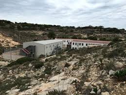 Migrante attende a Lampedusa lo psichiatra all'hotspot da tre settimane