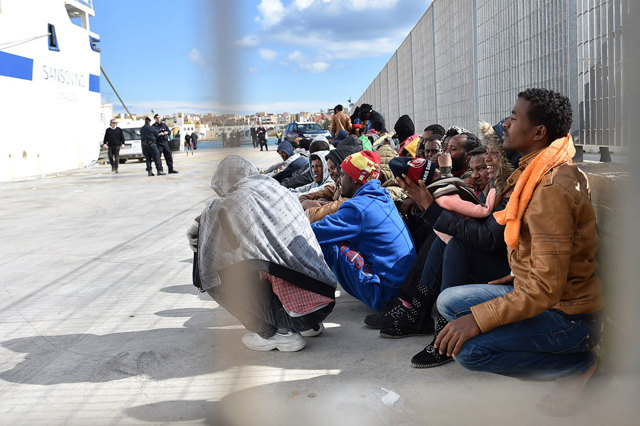 Settanta migranti trasferiti dall'hotspot di Lampedusa