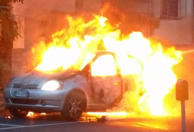 Ancora "intimidazioni" a Siracusa, in fiamme un'autovettura