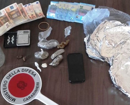 Droga e soldi nascosti in casa nel Catanese, una persona arrestata