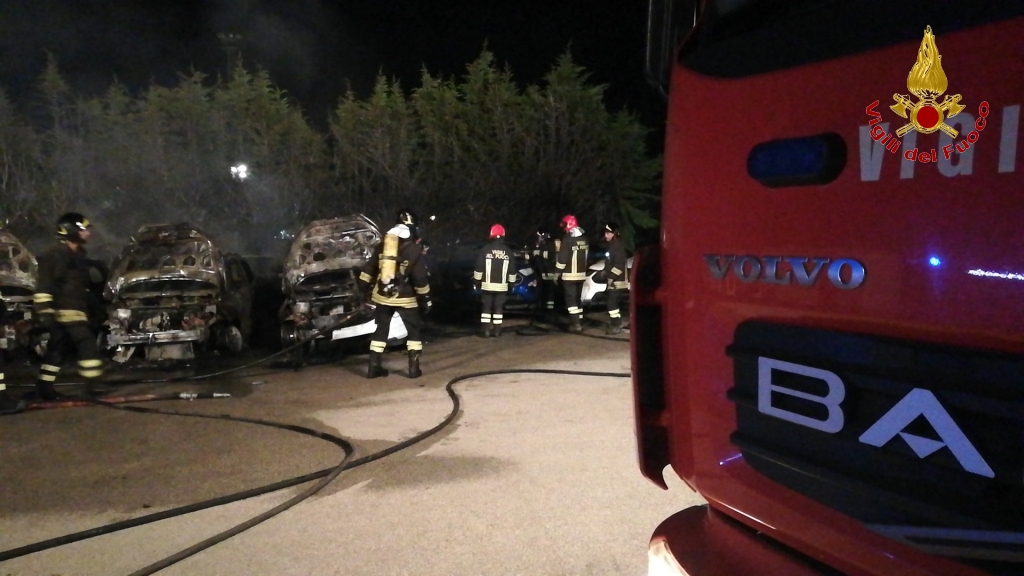 Lanterna cinese provoca incendio alla Tumino di Ragusa: 11 auto distrutte