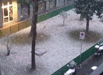 Primi fiocchi di neve nel pomeriggio su Milano