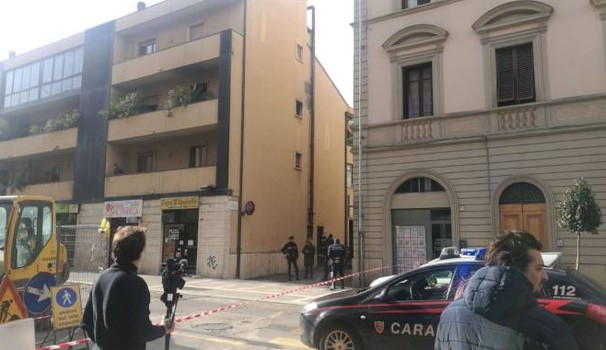 Donna morta in casa durante un incendio ad Arezzo, salvo il figlio