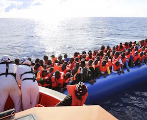 Migranti: Sos dal Canale di Sicilia, soccorsi gommoni alla deriva