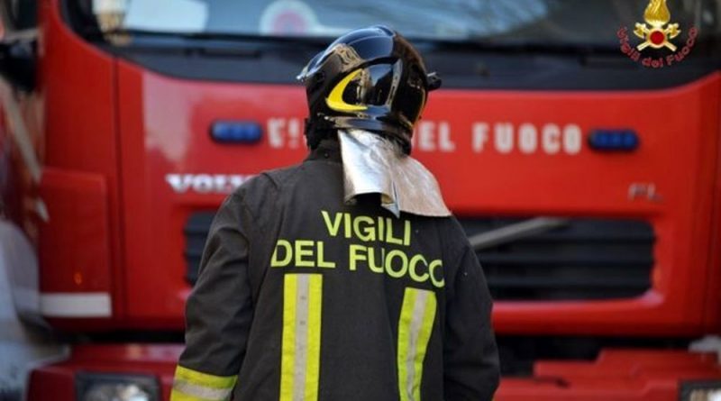 In fiamme una fabbrica dismessa a Palermo, rogo sotto controllo 