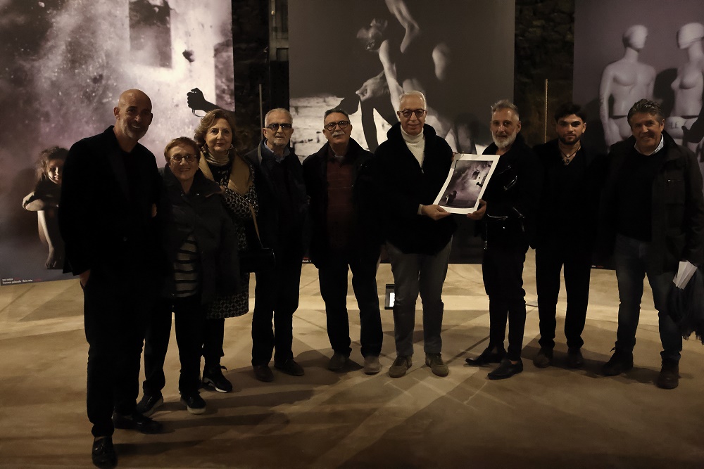 Vittoria, l’arte di Toni Campo nella mostra fotografica “Dejà vu” a “La Corte del Vespro” 