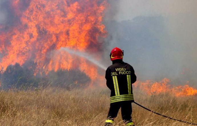 Incendi: Vigili del fuoco, in corso 698 interventi in tutta Italia