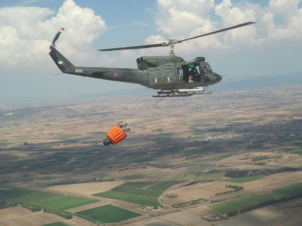 Incendi: nel Palermitano in azione anche un elicottero dell'Aeronautica 