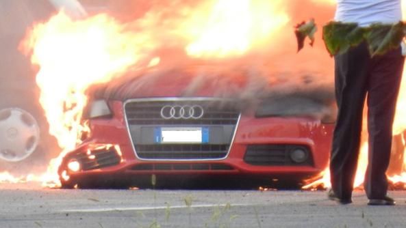 Incendi, auto in fiamme a Siracusa: indagini della polizia