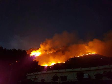 Incendi, Ischia contrinua a bruciare: evacuate anche due abitazioni