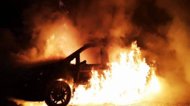 Siracusa, fuoco in via Gagliardi: una Hyundai completamente distrutta