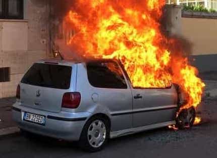 Siracusa, in fiamme un'auto in via Genova: indagini in corso