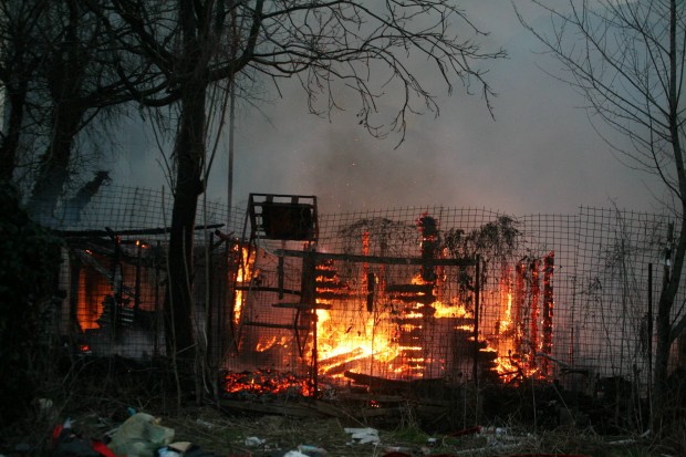 Milano, incendio in una baracca: una donna trovata carbonizzata