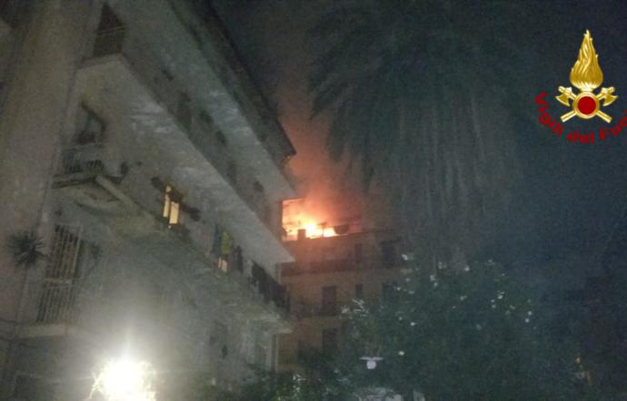 Evacuato un palazzo a Catania per un incendio accidentale