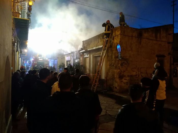 Palermo, scoppia un incendio in un magazzino: due persone ferite