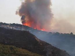 Incendio a Stromboli, roghi a Punta Lena provocati dai lapilli del vulcano
