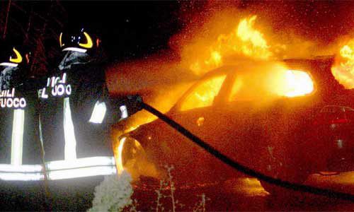 Auto in fiamme sulla strada per Floridia: forse il fuoco è di natura dolosa