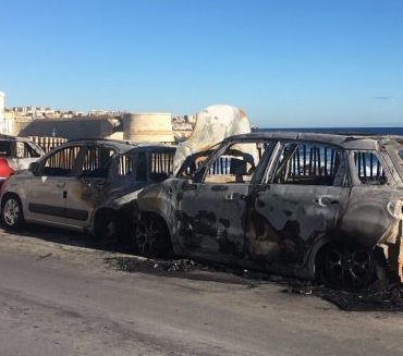Siracusa, auto in fiamme sul lungomare: ancora intimidazioni?