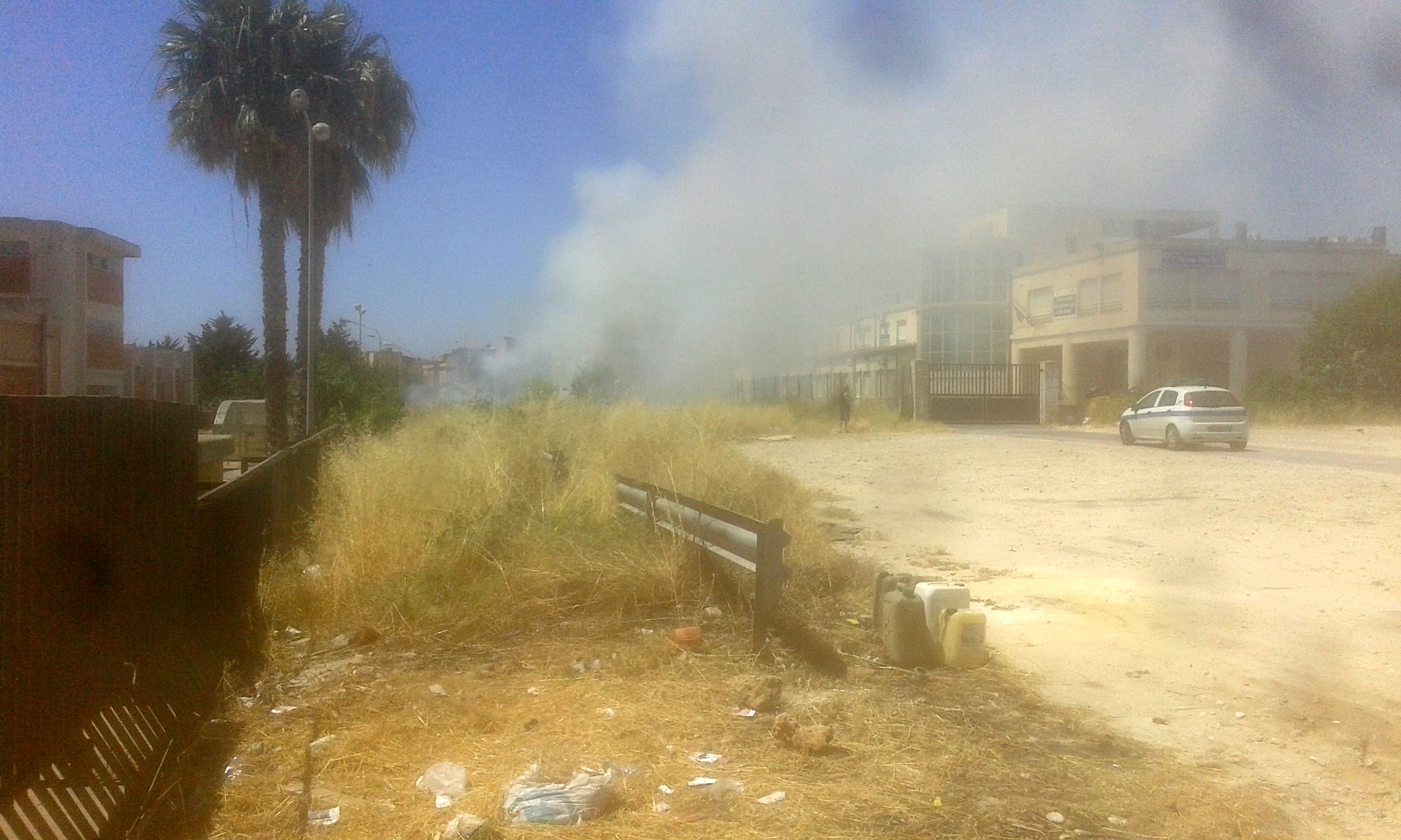 Incendi ad Avola, villetta divorata dal fuoco: due scuole minacciate