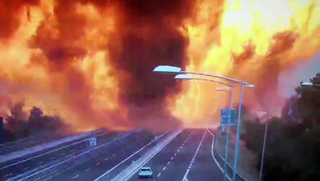Bologna: incendio ed esplosioni dopo un incidente, due morti