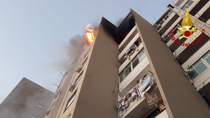 Catania, pompieri subiscono furto mentre domano un incendio