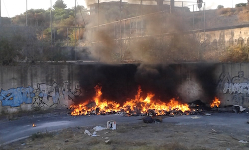Incendi, "rifiuti bruciati all'ex Brancati: intervenga l'amministrazione"