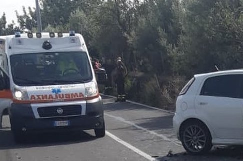 Scontro tra due auto sulla Ragusa - Catania: tre uomini restano feriti