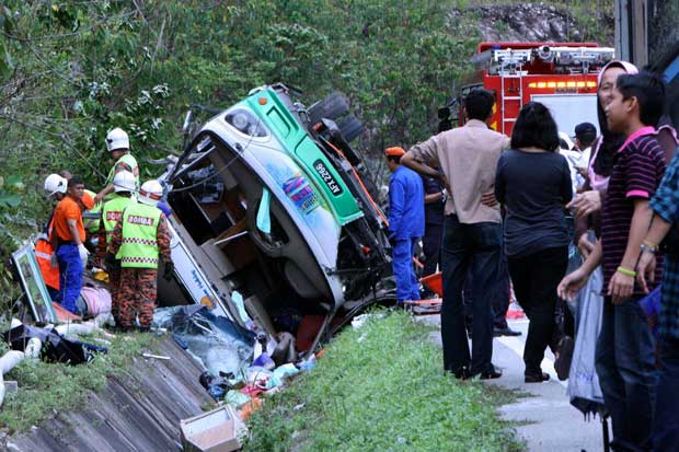 Malaysia, bus finisce fuori strada: 14 morti e 16 feriti 