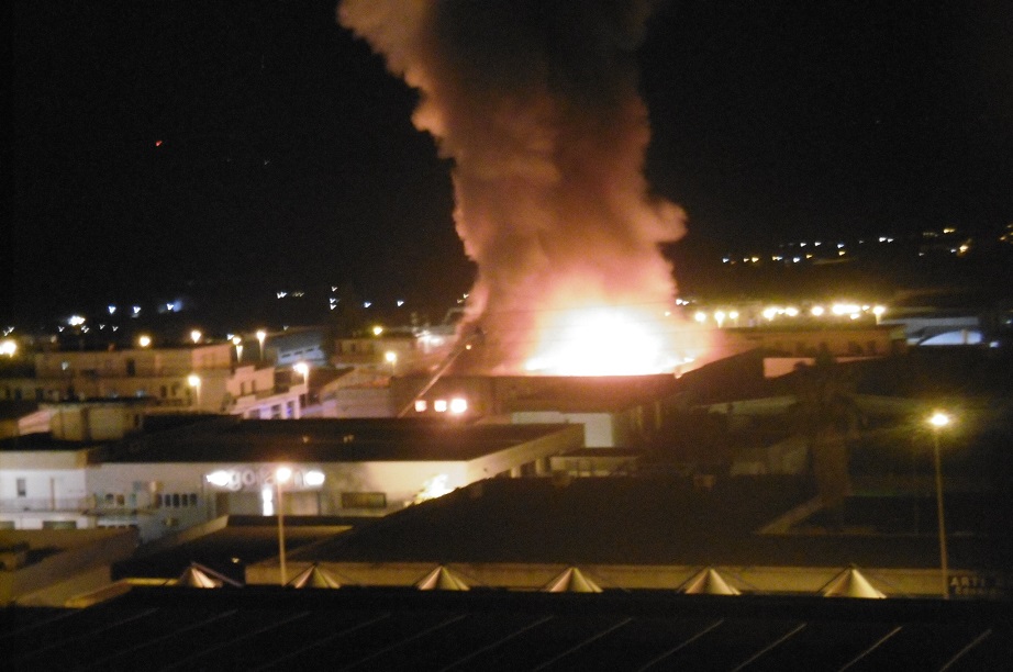 Inferno di fuoco a Matera, brucia un'azienda: si teme nube tossica