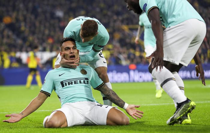 Champions League, l'Inter domina 45 minuti poi perde a Dortmund: Napoli solo pari