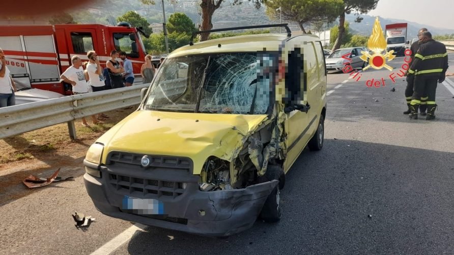 Con la moto si scontra con un furgone: 25enne morto nel Cosentino
