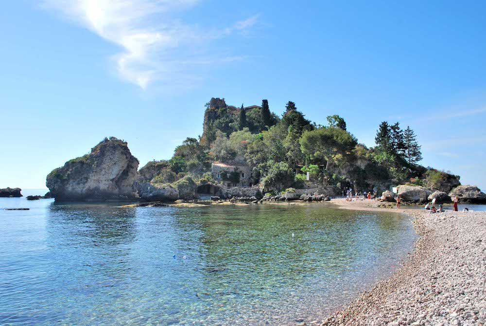 Taormina, turista inglese si lancia dal costone di Isolabella: è grave