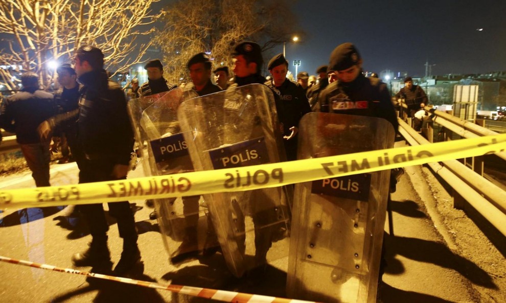 Autobomba contro la polizia a Instambul, 11 morti e 36 feriti