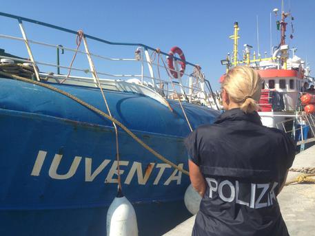 "Iuventa" sotto sequestro lascia Lampedusa per Trapani