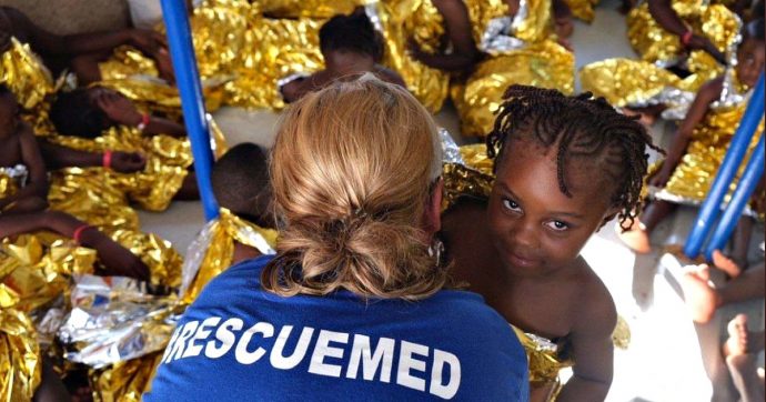 Migranti, Mare Jonio soccorre il gommone dei bambini: nave in rotta verso Lampedusa