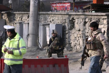 Kamikaze contro un'agenzia stampa di Kabul, almeno 40 morti
