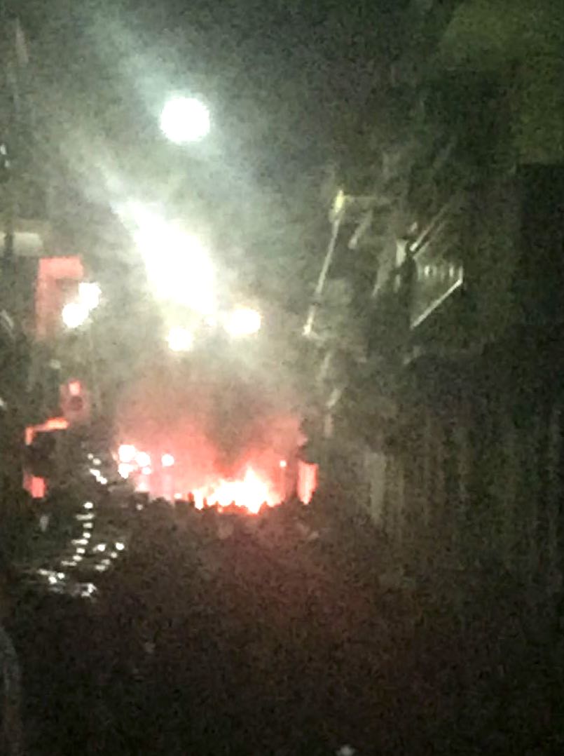 Solarino, notte di musica ma anche di fuoco: tre auto avvolte dalle fiamme