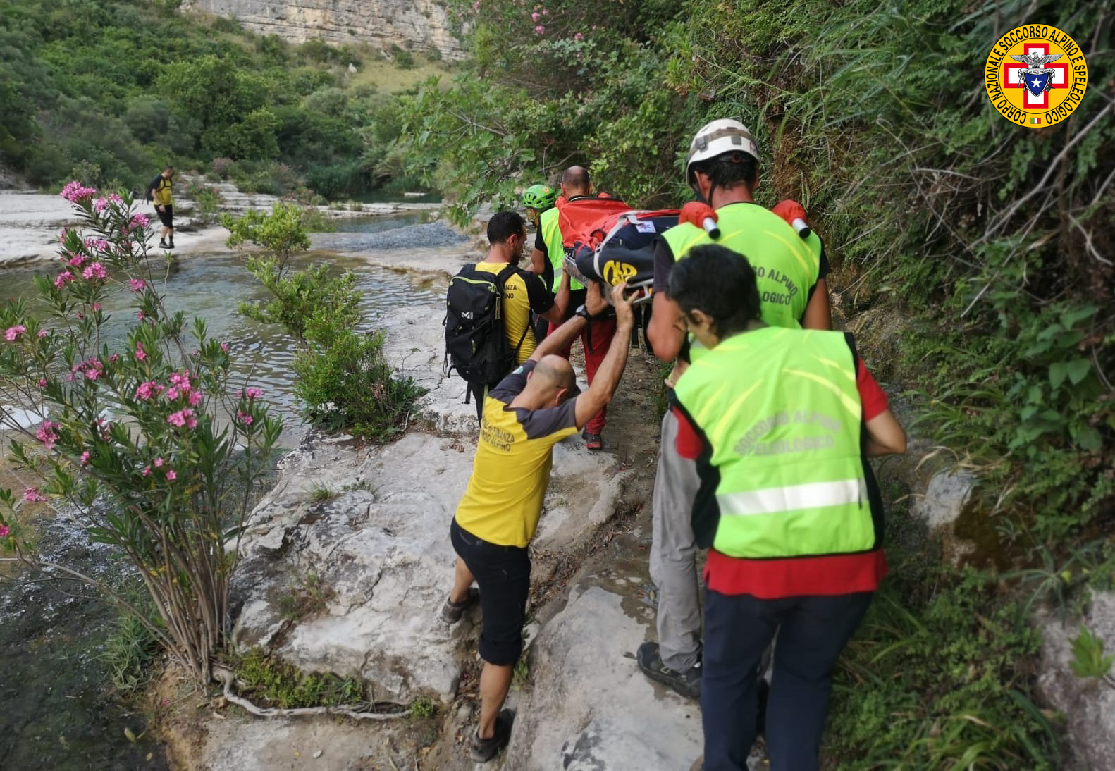 Cassibile, soccorsi turista infortunata e operatore 118 ai laghetti di Cava Grande