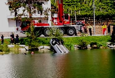 Con l'auto finiscono dentro il lago: due morti in Trentino