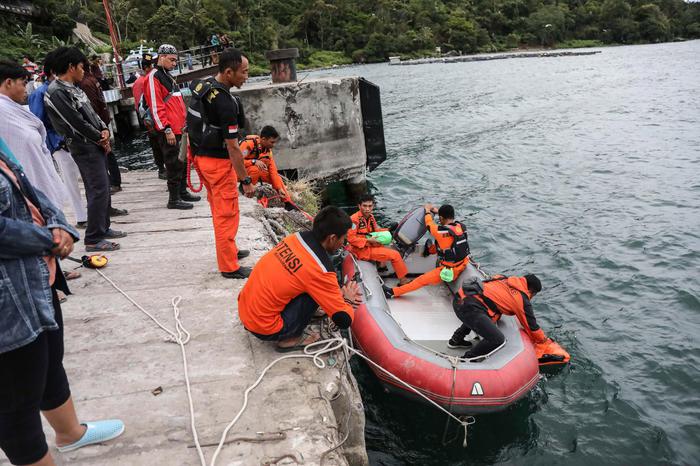 Affonda traghetto nel lago Toba, 166 dispersi in Indonesia