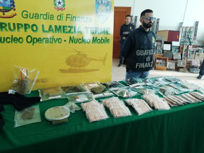 Sette pistole ed esplosivo sequestrate dalla Finanza a Lamezia Terme